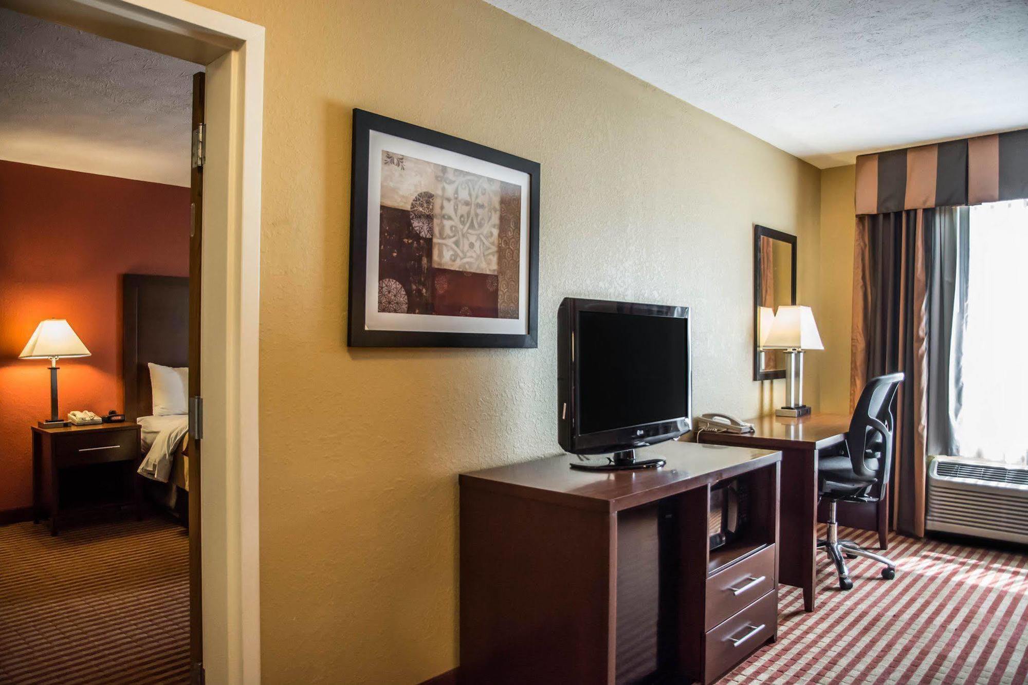 Comfort Inn & Suites Cincinnati Eastgate Exterior photo